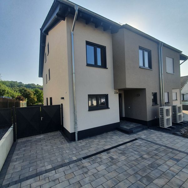 Moderne Doppelhaushälfte mit 209 m² Wohnfläche, Einbauküche und Sauna